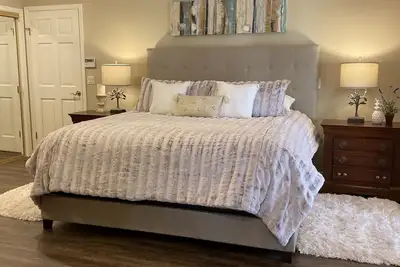 Image de 59 $ / nuit • 1 mois min. • Accueil avec vue sur la rivière • Propre • Luxueux • 6-8 personnes • Burley, Id