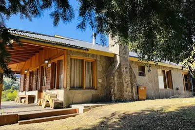 Image de Cabine en bois rêvée. Pêche à la mouche sur le côté. Vues magiques.