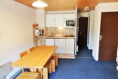 Image de À deux pas des pistes et de la crèche, appartement cosy avec terrasse, parking et casier à ski.