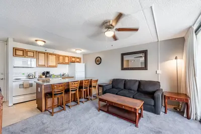 Image de Block to Beach! Waikiki Banyan Ocean View Condo with Free parking