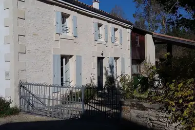 Image de Gite de caractère pour 6 personnes au bord de l'eau dans le Marais Poitevin