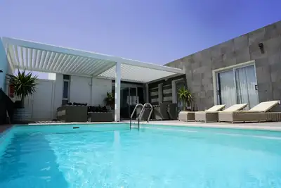 Image de Nouvelle villa de luxe moderne avec piscine privée, beaucoup d'intimité dans un endroit calme