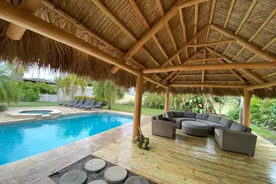 Image de Paradise Resort, avec piscine et Ă mille de la plage