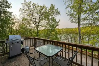Image de Nouvelle Liste! Condo Premier avec vue sur le lac avec 2 chambres principales, foyer-Chiens Ok!