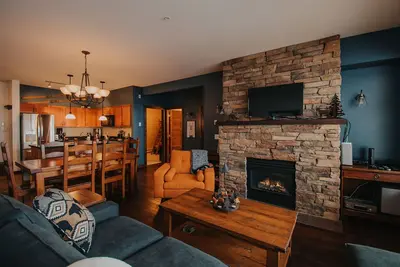 Image de Condo de luxe skis aux pieds avec bain à remous privé et douche à vapeur