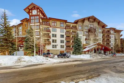 Image de Condo Copper Mountain Resort dans le centre du village avec balcon et bain à remous partagé