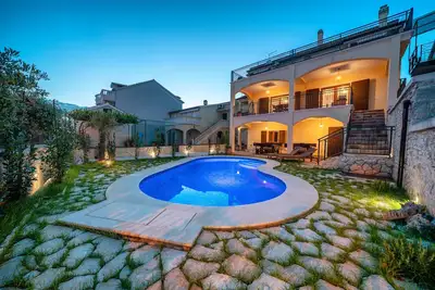 Image de Villa de luxe Nomad dans le centre de Vodice, profitez d'une piscine privée et d'un design unique