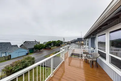 Image de Maison près de la plage avec bain à remous privé vue sur l'océan et un barbecue à gaz!