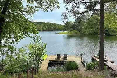 Image de Nouveau! Évasion au bord du lac rénovée avec quai privé