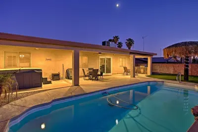 Image de Nouveau! Superbe maison avec jacuzzi et foyer près du lac
