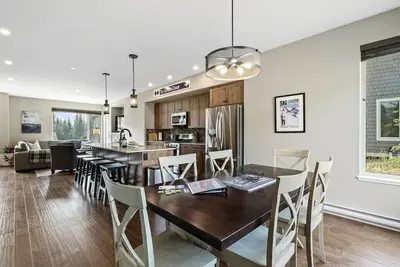 Image de 8 couchages, 3 chambres, bain à remous, ski in / out Townhouse