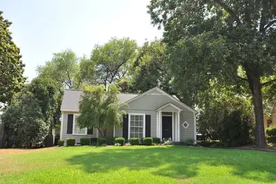 Image de À quelques minutes de Magnolia, profitez du Little Cottage sur la célèbre Austin Avenue.