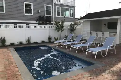 Image de Nouvelle piscine chauffée avec cabane, belle et spacieuse maison mise à jour sur la baie!
