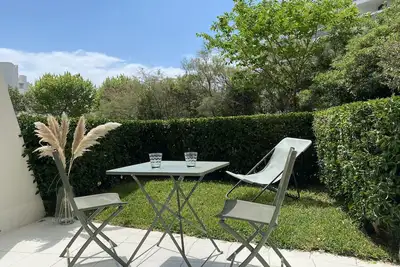 Image de Studio moderne Ă 150 m de la mer avec grande terrasse et jardin