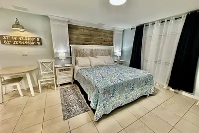 Image de Suite Studio de luxe avec piscine à pied de la plage principale de Siesta Lit King Daily Hebdomadaire