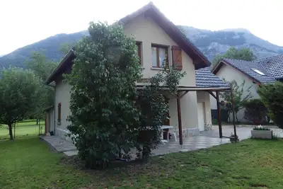 Image de grand chalet de 5 chambres avec jardin