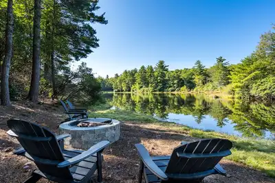Image de Magnifique vue sur le lac! Grand porche! Maison nouvellement construite!