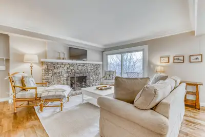 Image de Condo skis aux pieds avec courts de tennis partagés et vue sur les pistes!
