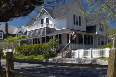 Image de Beach and downtown Ob walkable! 5 Bedroom Victorian on the park.