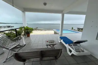 Image de Maison au bord de l'eau avec terrasse privée, hamac, dans un quartier calme et de superbes vues