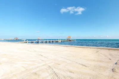 Image de Condo en bord de plage avec piscine partagée, quai et accès à la plage - familial