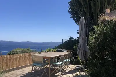 Image de AppartementT2 climatisé, superbe terrasse de 100 m2 face à la mer (wifi inclus)