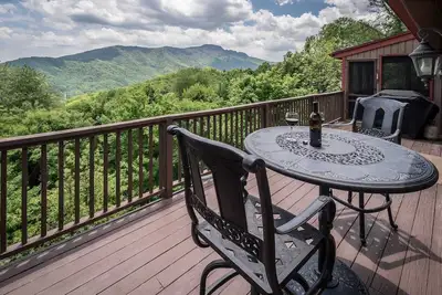 Image de Charme 4br \/ 3ba French Mountain Cottage élégant sur Seven Devils! Vues à longue portée et bain à remous