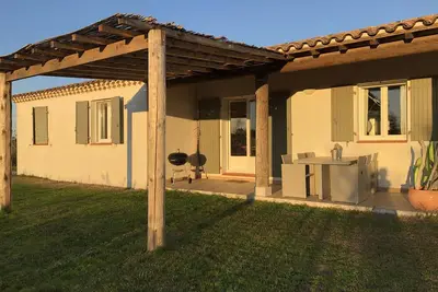 Image de stes maries de la mer, jardin clôturé, 1km5 de la plage, animaux acceptés. 70m2