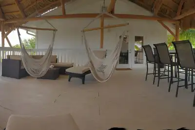 Image de Tiki Penthouse! Unique et spécial. Détendez-vous immédiatement avec le bain à remous inclus!