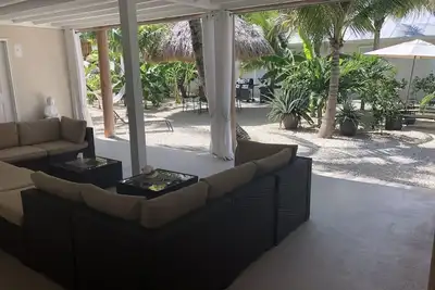 Image de Espace spa spécial Tiki Garden Getaway et salon extérieur. À voir!
