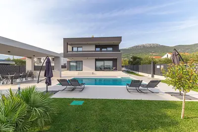 Superbe maison de 4 chambres à Kastel.