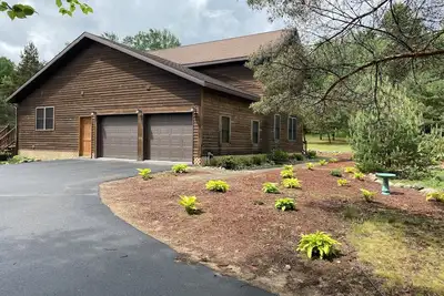 Image de Adk's Iroquios Lodge Nouveau 6 chambres 5 1/2 salle de bain sur un acre + terrain boisé privé