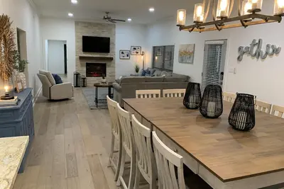 Image de Maison au bord du lac avec quai - Idéal pour les familles!