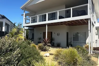 Image de Room to relax in a perfect location with an easy walk to the beach and shops.