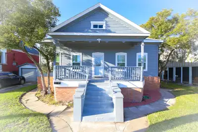 Image de Spacious beach house - sleep 16+, 3 king beds, 3 baths - short walk to Seawall