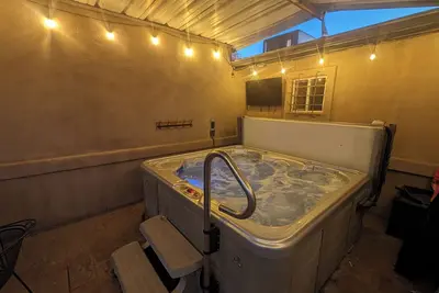 Image de 4 chambres à jour - maison centrale - bain à remous, table de billard, foyer, 10 couchages +