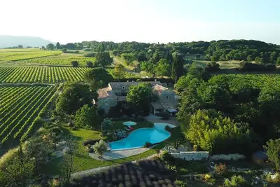 Image de Mas PROVENÇAL haut de gamme 5 * pour 19 pers. très grande piscine prox Avignon