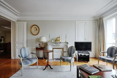 Image de Impressionnant appartement 3br au bord de la rivière, à Neuilly-Sur-Seine, par Veeve