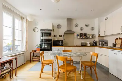 Image de Charmant 2br au 8ème, près du Louvre et des Champs Elysées, par Veeve