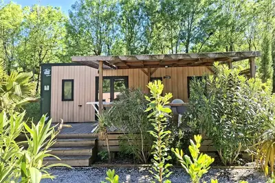 Image de Startseite Flower Premium 32m2 3 Schlafzimmer + Terrasse + Lv + Tv + Klimaanlage 6 Personen