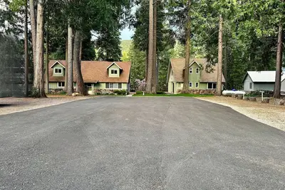 Image de Propriété pittoresque au bord de la rivière dans le lac Almanor
