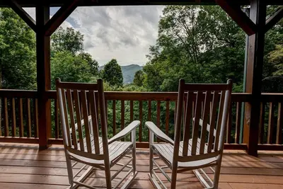 Image de Ours émeraude; Joyau caché de Maggie Valley! Grande maison privée avec bain à remous et plus! !