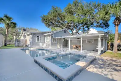 Image de Chalet de plage situé dans l'un des quartiers les plus recherchés de Saint Simons.
