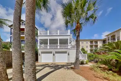 Image de Belle maison avec vue spectaculaire sur l'océan avec piscine privée chauffée.