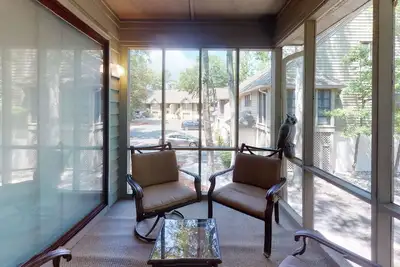 Image de Magnifique condo avec vue sur les érables verts n ° 8, accès complet aux piscines intérieure / extérieure!