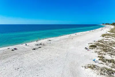 Image de Vues Sur Le Golfe! Condo 2 chambres 2 salles de bain Piscine chauffée, courts de tennis et buanderie privée WiFi gratuit