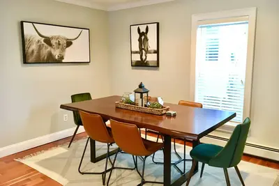 Image de Maison moderne de Saratoga - Ă quelques pas du centre-ville!