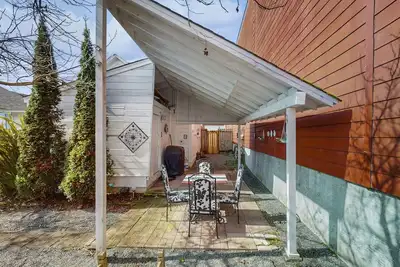 Image de Charmant joyau victorien avec plafonds de 11 pieds, terrasse meublée et barbecue à gaz privé