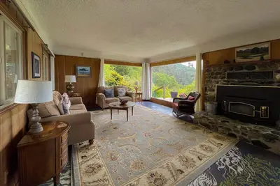Image de Accueil au bord de l'eau avec chien, terrasse privée, vue sur l'océan et table de ping-pong