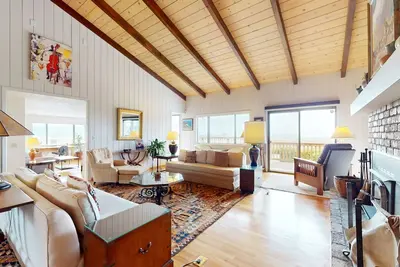 Image de Maison spacieuse et pittoresque avec vue panoramique sur la baie et grande terrasse!